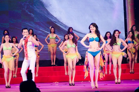 Màn biểu diễn bikini sôi động của các thí sinh Nữ hoàng Trang sức 2013