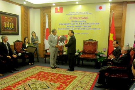 Vị Đại sứ mê tranh và yêu thơ Việt Nam - 2 Ông Yasuaki Tanizaki trả lời phỏng vấn báo chí