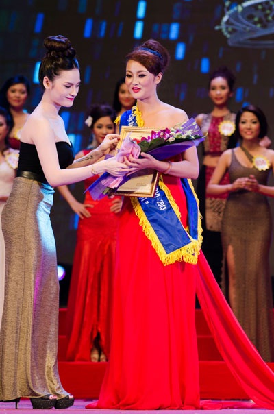 Lô Thị Hương Trâm đăng quang Nữ hoàng trang sức 2013 - 9 Phạm Thị Hương đoạt giải Khuyến Khích