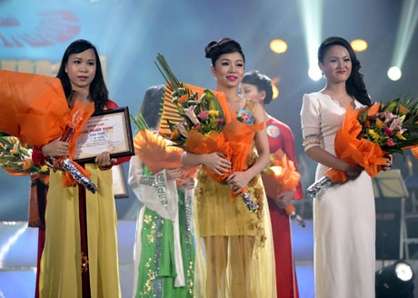 Thùy Dung (dòng dân gian) nhận giải Khán giả bình chọn nhiều nhất