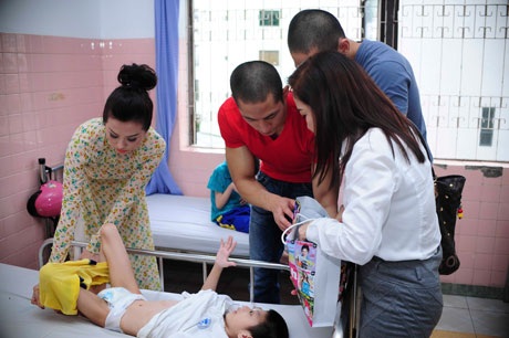 Hoa hậu Thu Hoài rạng rỡ bên “bộ tứ trai đẹp” - 8 Thu Hoài cùng BTC đi ăn trưa ngày 13/9 cùng với Omar và 3 anh em nhà họ Lưu
