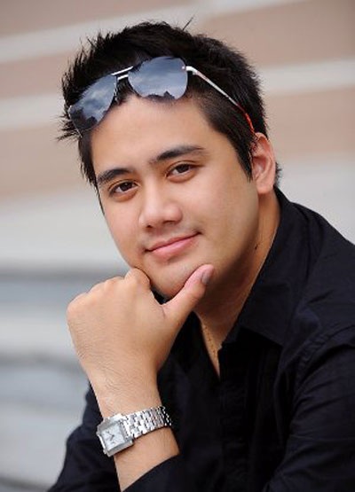 Bùi Công Duy lịch lãm và già dặn khi biểu diễn trên sân khấu