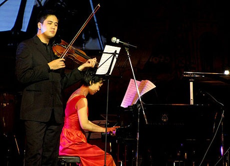 Không chỉ hòa hợp trên sân khấu...