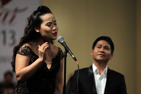 Phần trình diễn của nam ca sĩ khác cũng được khán giả cổ vũ nhiệt liệt là ca sĩ Đức Tuấn.