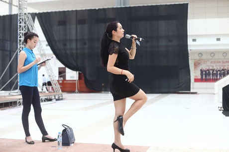 Cựu người mẫu Thúy Hằng tất bật huấn luyện người mẫu - 10 Thúy Hằng hăng say tập luyện cho các người mẫu trẻ