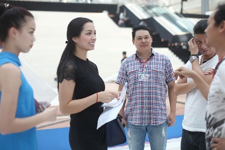 Cựu người mẫu Thúy Hằng tất bật huấn luyện người mẫu - 3 Thúy Hằng bàn bạc với ê kíp đạo diễn Phạm Hoàng Nam tại buổi tập luyện chuẩn bị cho show diễn tóc
