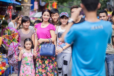 Cựu người mẫu Thúy Hằng cùng hai con đi chợ Trung thu - 3 H.T