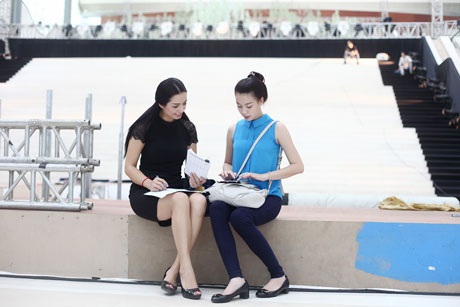 Cựu người mẫu Thúy Hằng tất bật huấn luyện người mẫu - 4 Hoa khôi Hạ Long Trương Tùng Lan đảm nhận vai trò trợ lý cho cựu người mẫu Thúy Hằng