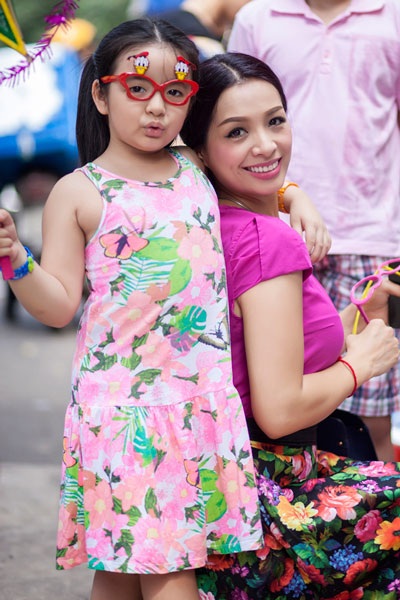 Cựu người mẫu Thúy Hằng cùng hai con đi chợ Trung thu - 4 H.T