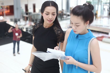 Cựu người mẫu Thúy Hằng tất bật huấn luyện người mẫu - 5 Hoa khôi Hạ Long Trương Tùng Lan đảm nhận vai trò trợ lý cho cựu người mẫu Thúy Hằng