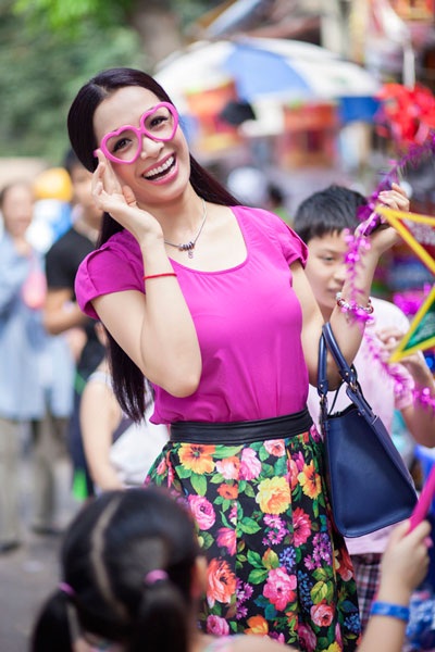 Cựu người mẫu Thúy Hằng cùng hai con đi chợ Trung thu - 5 H.T