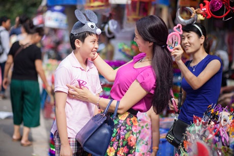 Cựu người mẫu Thúy Hằng cùng hai con đi chợ Trung thu - 6 H.T