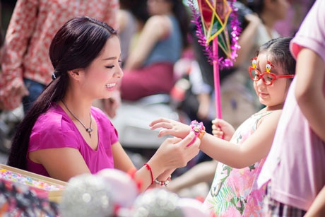 Cựu người mẫu Thúy Hằng cùng hai con đi chợ Trung thu - 7 H.T