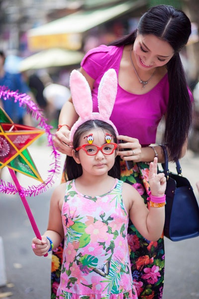 Cựu người mẫu Thúy Hằng cùng hai con đi chợ Trung thu - 8 H.T