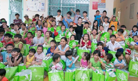 Hoa hậu Thu Hoài đưa hai con đi thăm trại phong Bến Sắn - 9 Nụ cười ấm áp của những cảnh đời kém may mắn