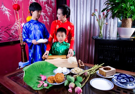 Hoa hậu Thu Hoài cùng các con đón Trung thu - 2 Hà Thanh