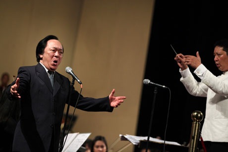 Phần trình diễn của nam ca sĩ khác cũng được khán giả cổ vũ nhiệt liệt là ca sĩ Đức Tuấn.