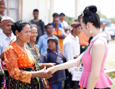 Lý Nhã Kỳ rạng rỡ ở vũ hội văn hóa Indonesia - 4 Một số hình ảnh Lý Nhã Kỳ hòa mình vào không khí tưng bừng, rạo rực, được người dân bản xứ