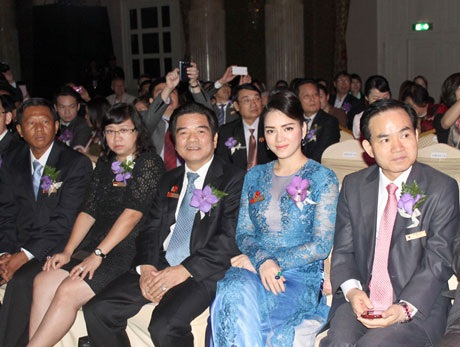 Đại sứ Nữ hoàng Trang sức Lý Nhã Kỳ gây chú ý tại Thái Lan