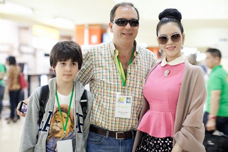 Lý Nhã Kỳ rạng rỡ ở vũ hội văn hóa Indonesia - 5 Một số hình ảnh Lý Nhã Kỳ hòa mình vào không khí tưng bừng, rạo rực, được người dân bản xứ