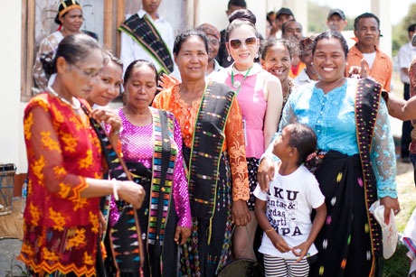 Lý Nhã Kỳ rạng rỡ ở vũ hội văn hóa Indonesia - 6 Một số hình ảnh Lý Nhã Kỳ hòa mình vào không khí tưng bừng, rạo rực, được người dân bản xứ