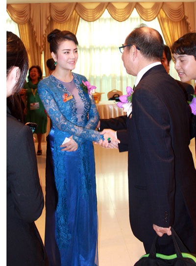 Đại sứ Nữ hoàng Trang sức Lý Nhã Kỳ gây chú ý tại Thái Lan