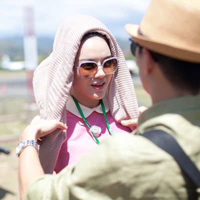 Lý Nhã Kỳ rạng rỡ ở vũ hội văn hóa Indonesia - 1 Lý Nhã Kỳ xinh tươi trong chiếc khăn đặc trưng của người Indonesia