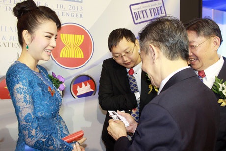 Đại sứ Nữ hoàng Trang sức Lý Nhã Kỳ gây chú ý tại Thái Lan