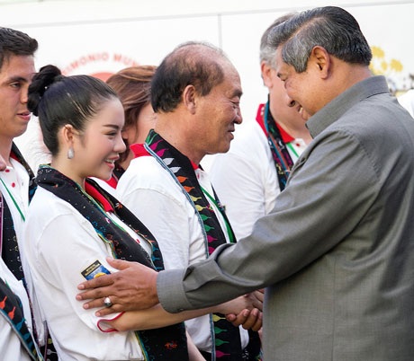 Tổng thống Indonesia ân cần thăm hỏi, trò chuyện với Lý Nhã Kỳ cùng phái đoàn