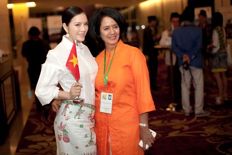 Lý Nhã Kỳ dự lễ công bố Kỳ quan thế giới mới ở Indonesia - 5 Người đẹp Việt Nam chụp hình với đại diện ngành du lịch của Indonesia