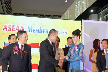 Đại sứ Nữ hoàng Trang sức Lý Nhã Kỳ gây chú ý tại Thái Lan