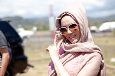 Lý Nhã Kỳ rạng rỡ ở vũ hội văn hóa Indonesia - 3 Lý Nhã Kỳ xinh tươi trong chiếc khăn đặc trưng của người Indonesia