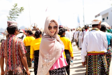 Lý Nhã Kỳ rạng rỡ ở vũ hội văn hóa Indonesia - 7 Một số hình ảnh Lý Nhã Kỳ hòa mình vào không khí tưng bừng, rạo rực, được người dân bản xứ