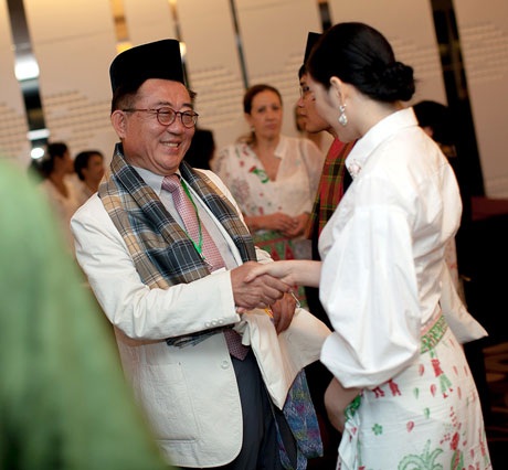 Lý Nhã Kỳ dự lễ công bố Kỳ quan thế giới mới ở Indonesia - 7 Lý Nhã Kỳ trò chuyện với đại diện đến từ Hàn Quốc