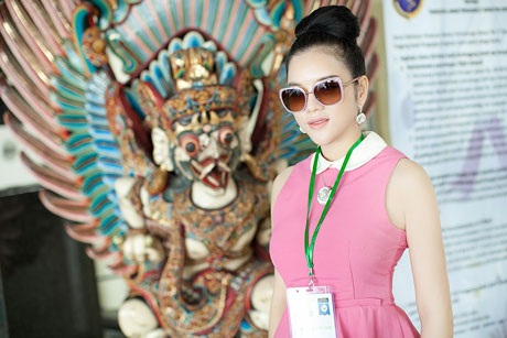 Lý Nhã Kỳ rạng rỡ ở vũ hội văn hóa Indonesia - 8 Một số hình ảnh Lý Nhã Kỳ hòa mình vào không khí tưng bừng, rạo rực, được người dân bản xứ