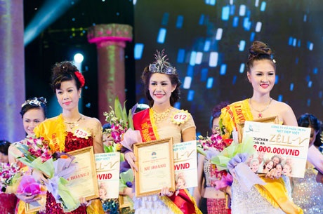 Lô Thị Hương Trâm đăng quang Nữ hoàng trang sức 2013 - 2 Nữ hoàng Trang sức (giữa), Á hoàng 1 Trần Thị Kim Anh (phải) và Á hoàng 2 Đoàn Thị Xuân (trái)