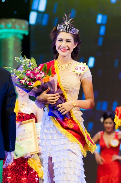 Lô Thị Hương Trâm đăng quang Nữ hoàng trang sức 2013 - 3 Lô Thị Hương Trâm vượt qua 29 người đẹp giành vương miện Nữ hoàng Trang sức 2013