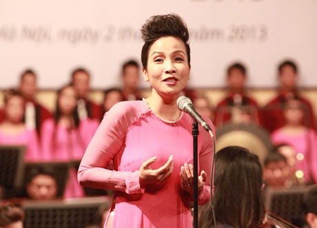 Mỹ Linh xúc động hát “Tóc gió thôi bay”