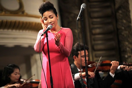 Mỹ Linh xúc động hát “Tóc gió thôi bay”