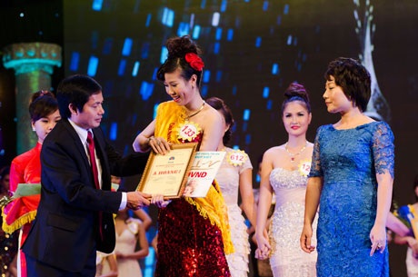 Lô Thị Hương Trâm đăng quang Nữ hoàng trang sức 2013 - 5 Á hoàng 2 Đoàn Thị Xuân