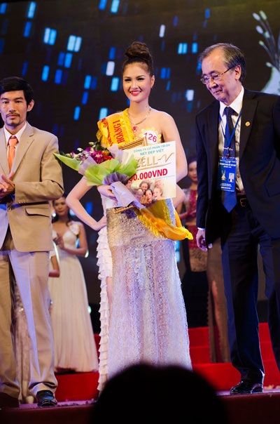 Lô Thị Hương Trâm đăng quang Nữ hoàng trang sức 2013 - 6 Á hoàng 1 Trần Thị Kim Anh