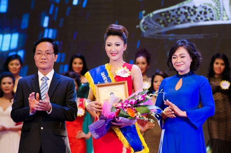 Lô Thị Hương Trâm đăng quang Nữ hoàng trang sức 2013 - 12 Người đẹp Áo dài Phạm Thu Trang