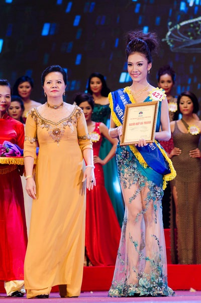 Lô Thị Hương Trâm đăng quang Nữ hoàng trang sức 2013 - 13 Người đẹp Hà Thành Cao Vân Nhi (Thí sinh duy nhất ngoài top 10 đoạt giải phụ)