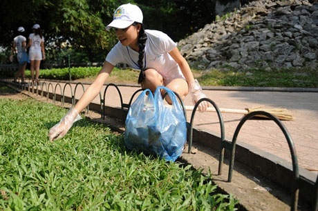 Người đẹp Nữ hoàng Trang sức quét rác ở Hồ Gươm - 5 Nguyễn Hằng