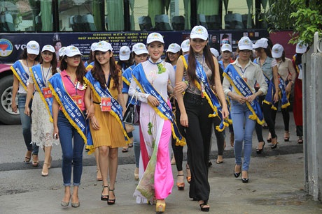 Người đẹp Nữ hoàng trang sức giản dị đi làm từ thiện - 1 N.Hằng