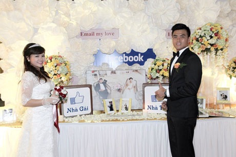 Sao mai Nhật Trang kết hôn khi ông xã còn đang đi học - 6 Lê Ngọc Vũ và Nhật Trang quen nhau qua facebook nên trang trí tiệc cưới đầy ý nghĩa