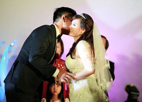 Sao mai Nhật Trang kết hôn khi ông xã còn đang đi học - 8 Chú rể trao cô dâu nụ hôn âu yếm