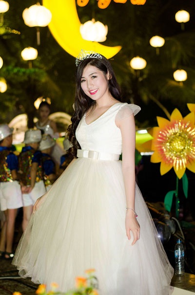 Á hậu Tú Anh hóa thành Hằng Nga xinh đẹp