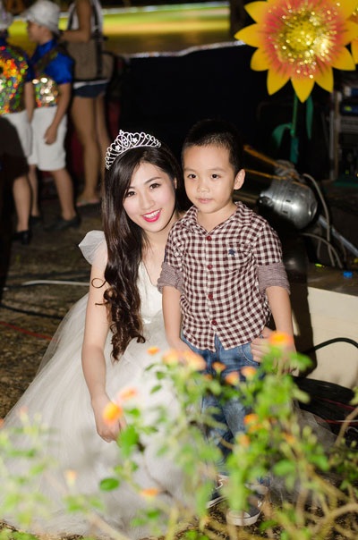 Trước chương trình, rất nhiều em nhỏ chụp hình kỷ niệm với chị Hằng Nga Tú Anh