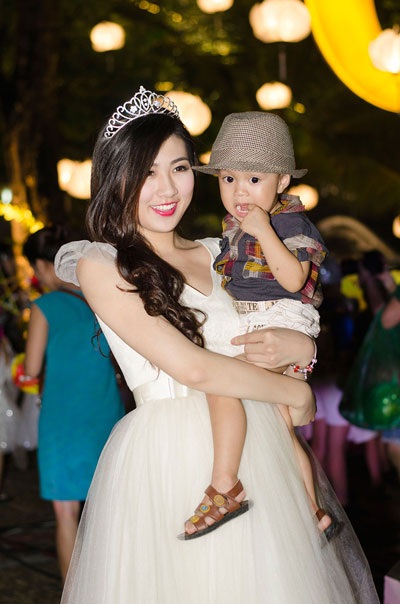 Trước chương trình, rất nhiều em nhỏ chụp hình kỷ niệm với chị Hằng Nga Tú Anh